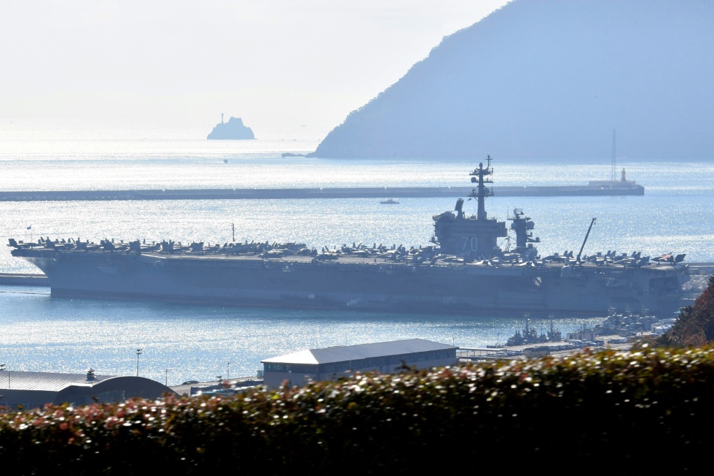 حاملة الطائرات يو إس إس كارل فينسون خلال توقفها في قاعدة بحرية كورية الجنوبية في بوسان، في 22 تشرين الثاني/نوفمبر 2023 . (ا ف ب)