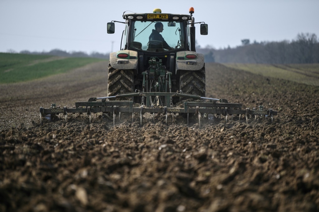 وبموجب الخطط الجديدة التي كشف عنها وزير البيئة ستيف باركلي، سيتم الدفع للمزارعين في المملكة المتحدة عن كل هكتار مقابل الحفاظ على الموائل (أ ف ب)   