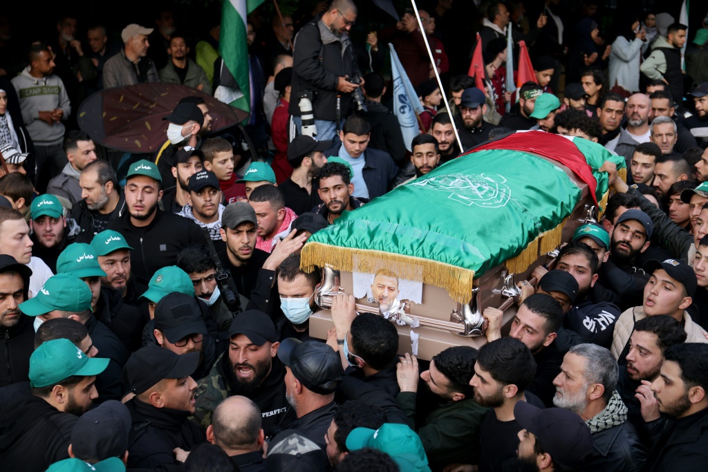 مشيعون يحملون نعش القيادي في حماس صالح العاروري الذي قُتل في 2 كانون الثاني/يناير 2024 في غارة في الضاحية الجنوبية لبيروت، خلال موكب جنازته في العاصمة اللبنانية في 4 كانون الثاني/يناير 2024 (ا ف ب)