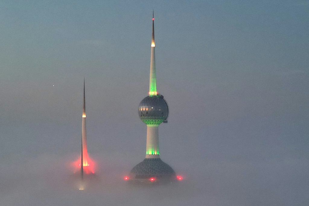 لقطة جوية تُظهر أبراج الكويت تخرق الغيوم في 10 كانون الأول/ديسمبر 2023 (ا ف ب)