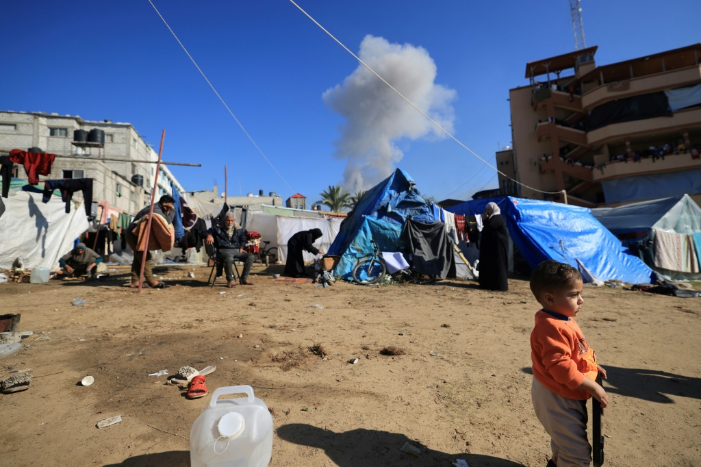 دخان يتصاعد جراء قصف إسرائيلي غير بعيد من مخيم موقت للنازحين في مدينة خان يونس في الرابع من كانون الثاني/يناير 2024 (ا ف ب)