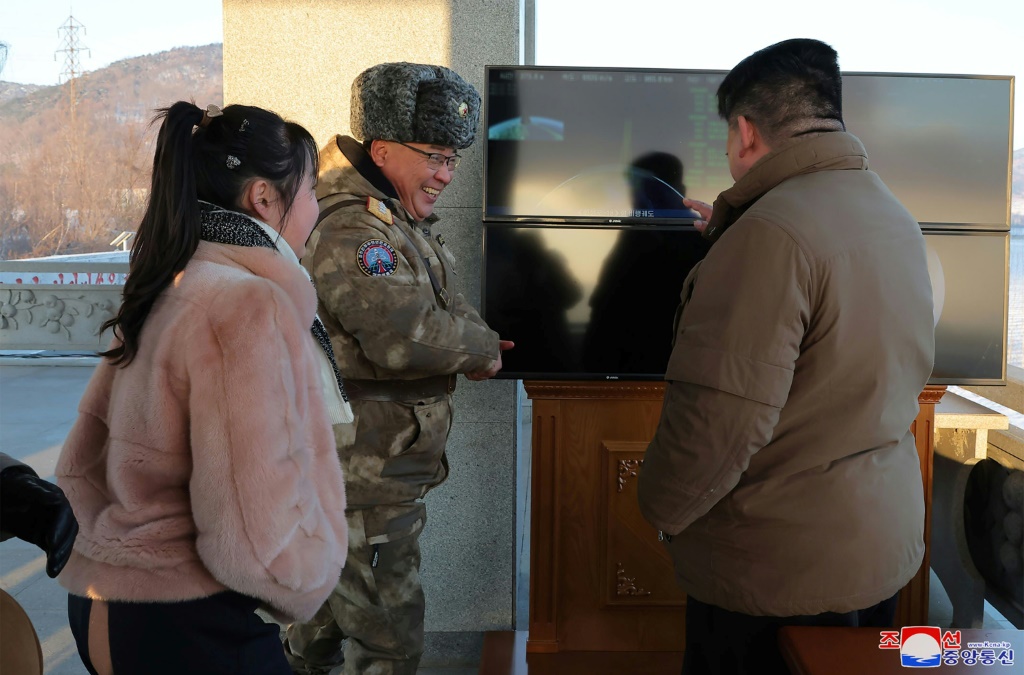 صورة نشرتها الوكالة الكورية الشمالية في 19 كانون الأول/ديسمبر 2023 تظهر الزعيم كيم جونغ أون وابنته خلال إشرافه على تجربة إطلاق الصاروخ هواسونغغو-18 في مكان غير محدد في كوريا الشمالية (ا ف ب)