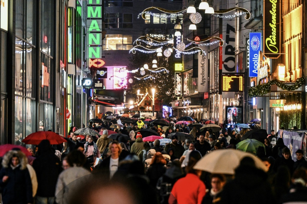 ارتفعت أسعار المستهلك في منطقة اليورو في ديسمبر من العام الماضي من 2.4 في المئة في نوفمبر (أ ف ب)   