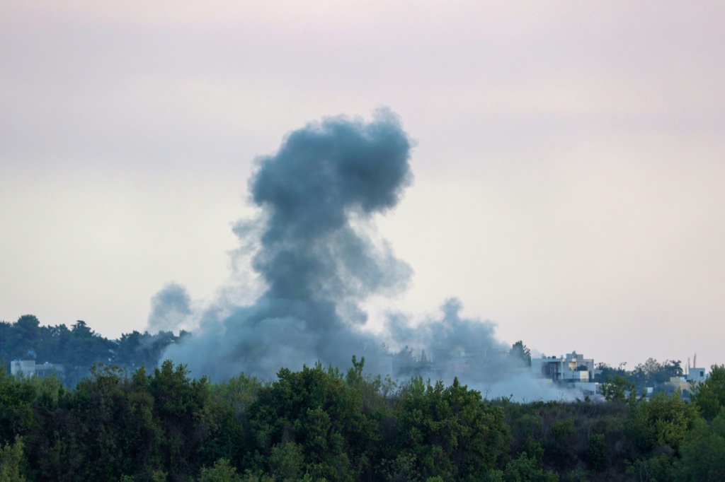 دخان يتصاعد من منطقة علما الشعب في جنوب لبنان بعد قصف إسرائيلي في 12 تشرين الأول/أكتوبر 2023 (ا ف ب)