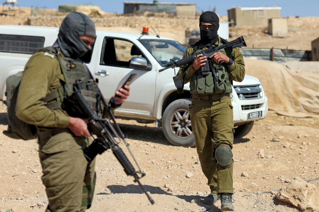 جنود اسرائيليون يسيرون دوريات في بلدة تالا الفلسطينية في الضفة الغربية المحتلة في 26 تشرين الاول/اكتوبر 2023 (ا ف ب)