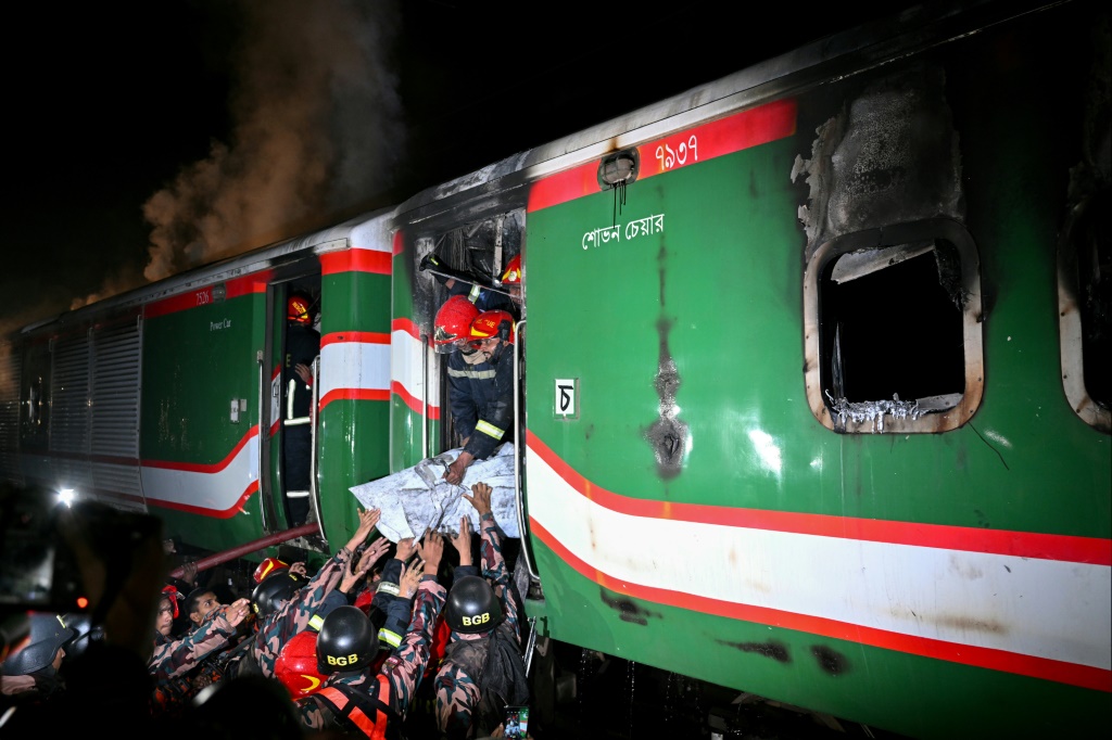 قال مسؤولون بنجلاديشي إن النيران اشتعلت في أربع حافلات على الأقل على متن قطار بينابول السريع الذي كان يصل إلى العاصمة دكا قادما من مدينة جيسور بغرب البلاد (ا ف ب)