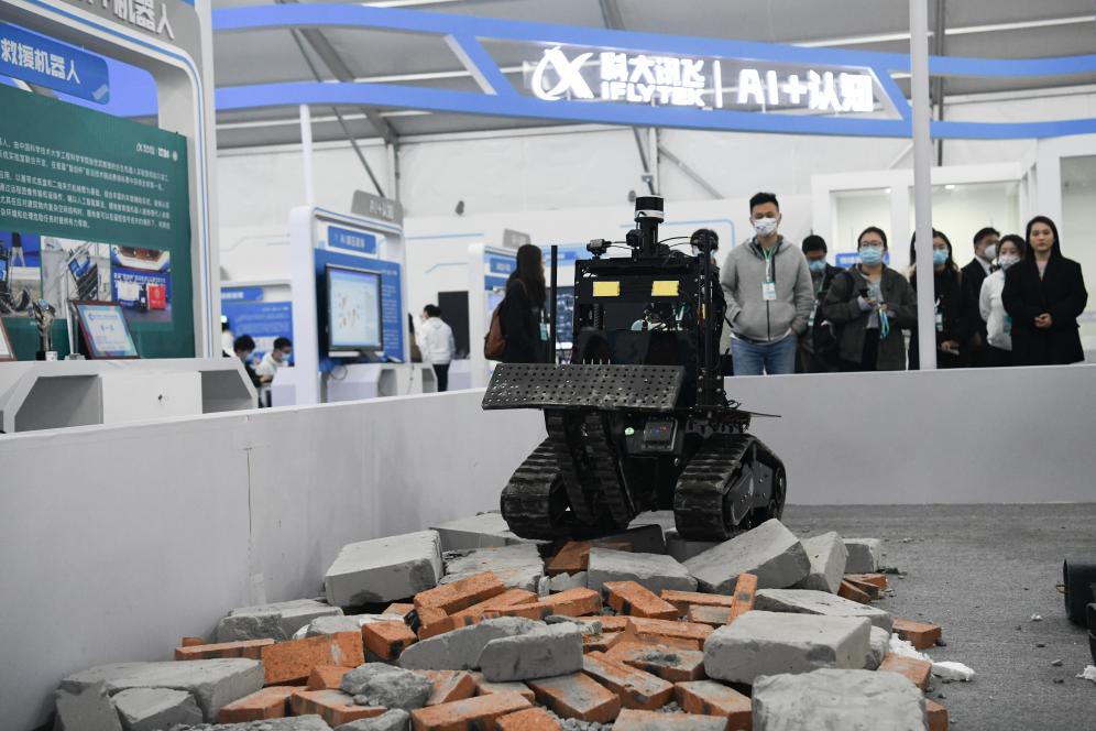 في الصورة الملتقطة يوم 17 نوفمبر 2022، روبوت إنقاذ يُعرض في معرض الصوت العالمي الـ5 في خفي بمقاطعة آنهوي شرقي الصين (شبنخوا)
