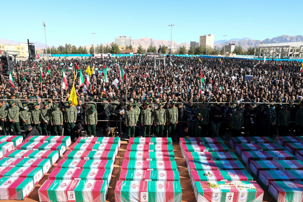 مراسم تشييع ضحايا التفجيرين الانتحاريين في مدينة كرمان بجنوب إيران في الخامس من كانون الثاني/يناير 2024 (أ ف ب)   