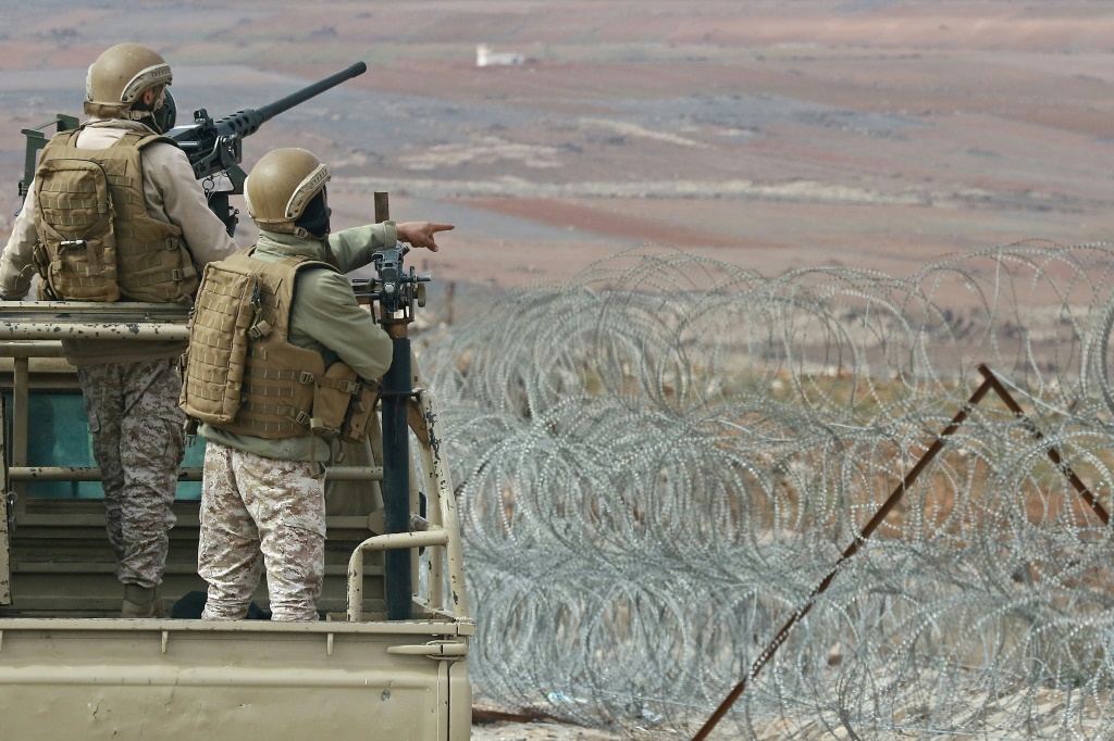 هذه الاشتباكات أسفرت لغاية الآن عن إصابة وضبط عدد من المهربين وإحباط تهريب كميات كبيرة من المخدرات والأسلحة"، دون تفاصيل (أ ف ب)