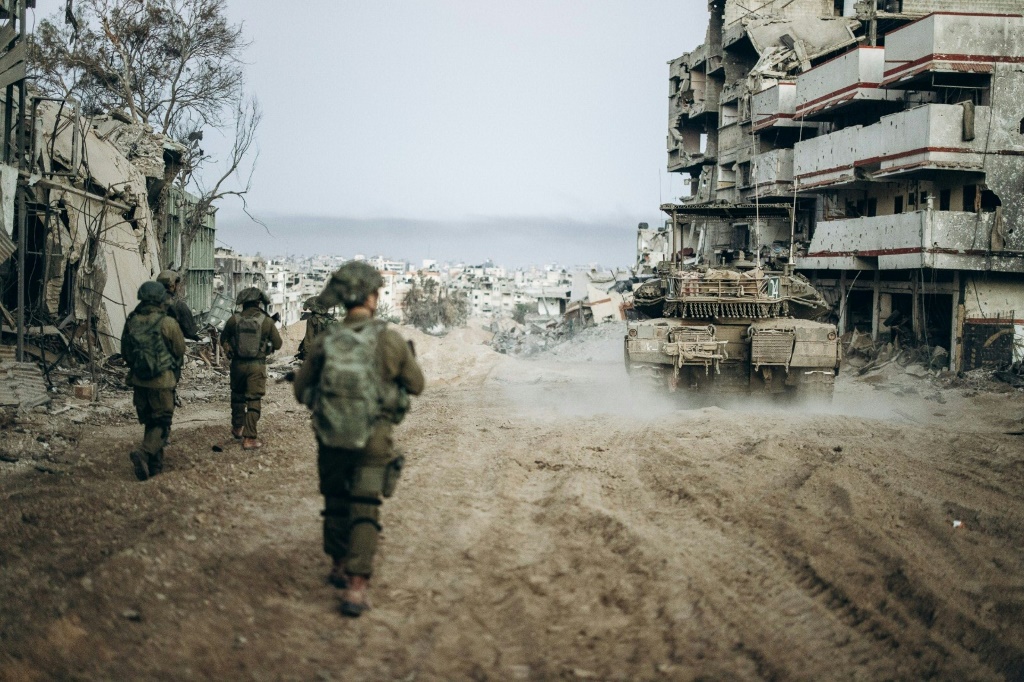 صورة نشرها الجيش الإسرائيلي في 1 يناير، 2024 ويظهر فيها جنودا إسرائيليين يعملون في قطاع غزة (ا ف ب)