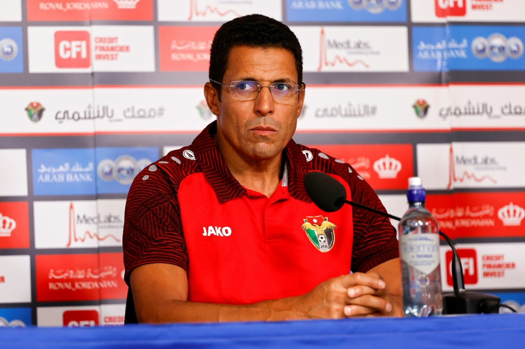 يتعرض المدرب المغربي الحسين عموتا لضغوطات لتحقيق نتائج جيدة مع الأردن في كأس آسيا . (ا ف ب)