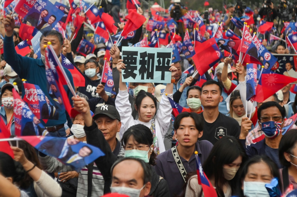 تجمع عشرات الآلاف في جنوب تايوان اليوم الأحد للمشاركة في تجمعات لثلاثة مرشحين للرئاسة (أ ف ب)   