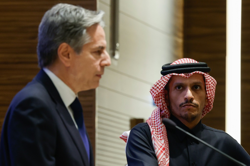 وزير الخارجية الأميركي أنتوني بلينكن مع رئيس وزراء قطر الشيخ محمد بن عبد الرحمن آل ثاني خلال مؤتمر صحافي في الدوحة في 7 كانون الثاني/يناير 2024 (ا ف ب)