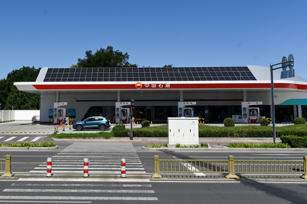 صورة من ارشيف 25 آب/أغسطس 2022 لمحطة وقود عليها ألواح شمسية في بكين (ا ف ب)