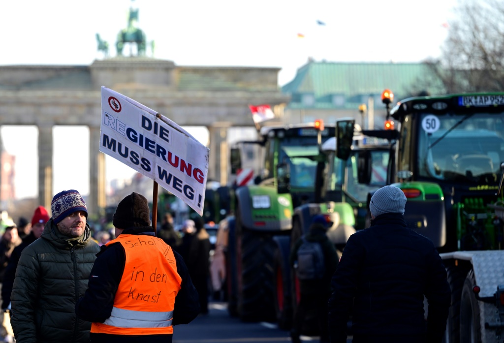 وأطلقت الجرارات والشاحنات في وسط مدينة برلين أبواقها للإشارة إلى غضب المزارعين (أ ف ب)   