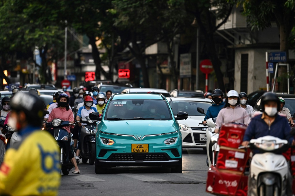 صورة مؤرخة في 4 تشرين الأول/أكتوبر 2023 لسيارة من شركة "فين فاست" الفيتنامية في أحد شوارع هانوي (أ ف ب)   