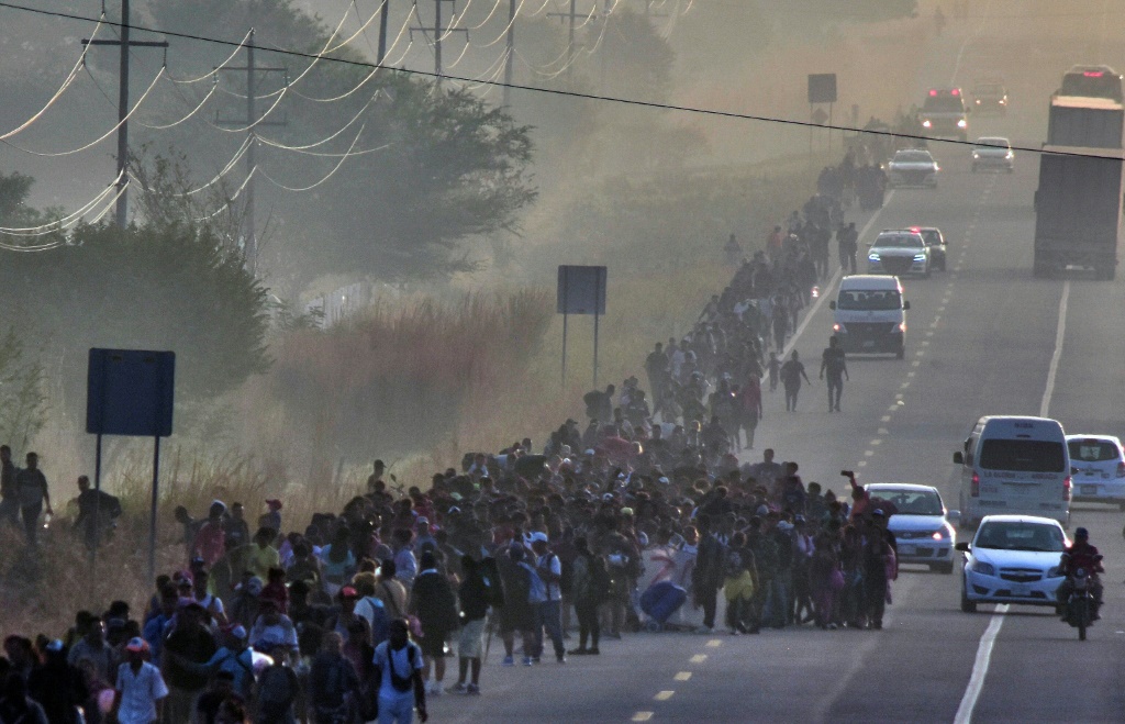 مهاجرون متجهون إلى الولايات المتحدة يسيرون في قافلة في ولاية تشياباس جنوب المكسيك في 8 يناير 2024 . (ا ف ب)