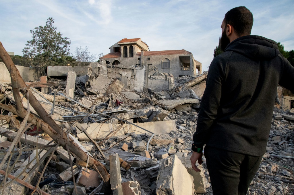 رجل يتفقد مبنى مدمرا يوم الاثنين بعد غارة جوية إسرائيلية على قرية كفركلا اللبنانية. (ا ف ب)