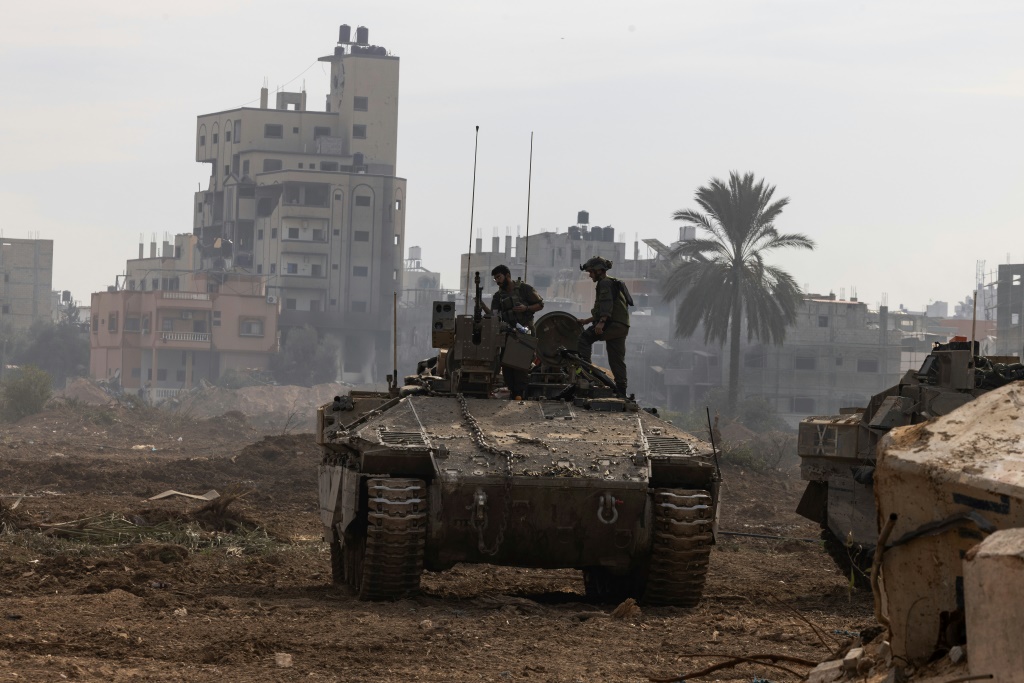 تظهر هذه الصورة، التي تم التقاطها خلال جولة إعلامية نظمها الجيش الإسرائيلي في 8 يناير، 2024، قوات تعمل في وسط قطاع غزة، وسط معارك مستمرة بين إسرائيل وحركة حماس الفلسطينية (أ ف ب)    