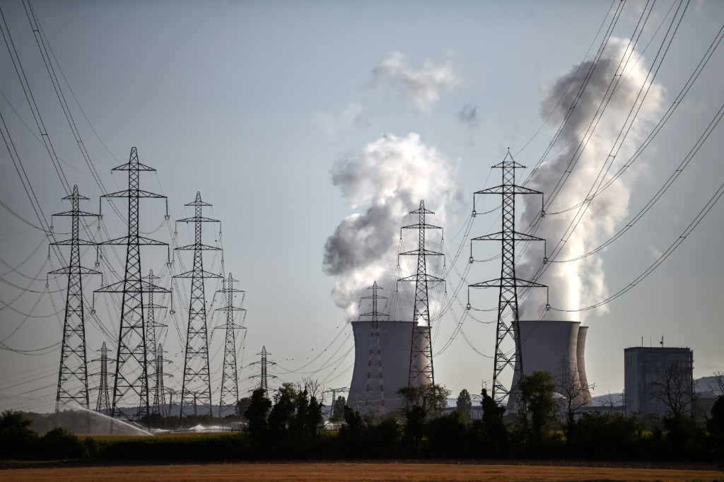 يحدد مشروع قانون الطاقة الجديد أهدافًا لتجديد مجمع محطات الطاقة النووية في فرنسا، ولكن ليس توسيع إنتاج طاقة الرياح أو الطاقة الشمسية (أ ف ب)   