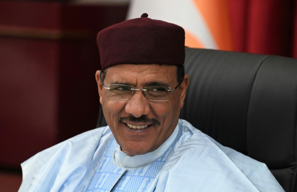 رئيس النيجر المخلوع محمد بازوم يتحدث في لاغوس في 22 أيار/مايو 2023 (أ ف ب)  &nbsp;