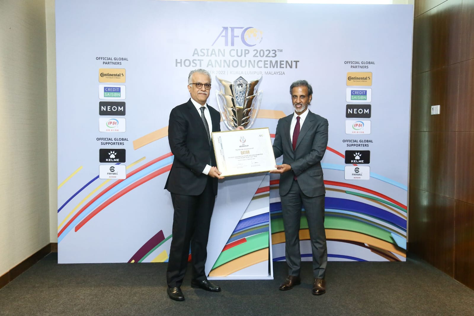 رئيس الاتحاد الآسيوي يسلم رئيس الإتحاد القطري شهادة تنظيم البطولة (الأمة برس)