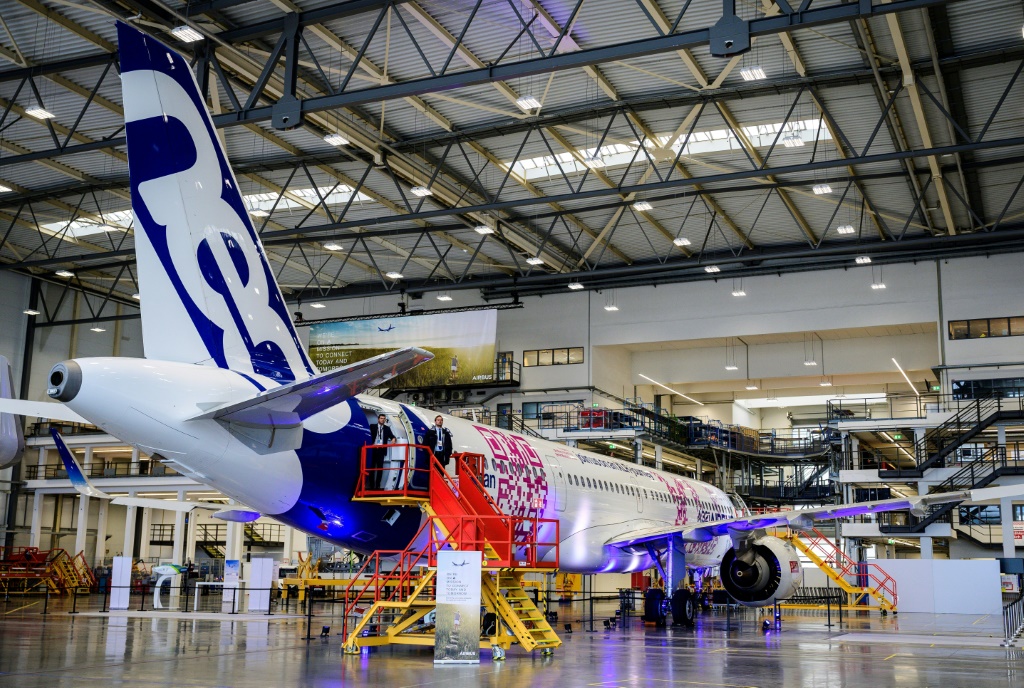صورة مؤرخة في 9 تشرين الأول/أكتوبر 2023 لطائرة إيرباص من ظراز إيه 321 نيو في مصنع في هامبورغ الألمانية (أ ف ب)   