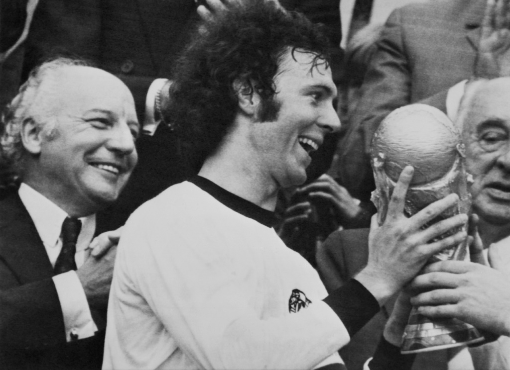 قاد بكنباور منتخب ألمانيا الغربية إلى لقب مونديال 1974 (ا ف ب)