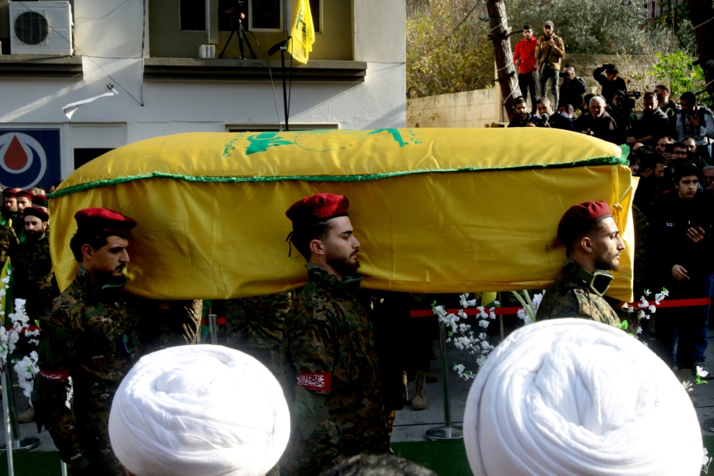 عناصر من حزب الله يحملون جثمان القيادي في حزب الله وسام طويل خلال تشييعه في خربة سلم في جنوب لبنان في التاسع من كانون الثاني/يناير 2024 (أ ف ب)