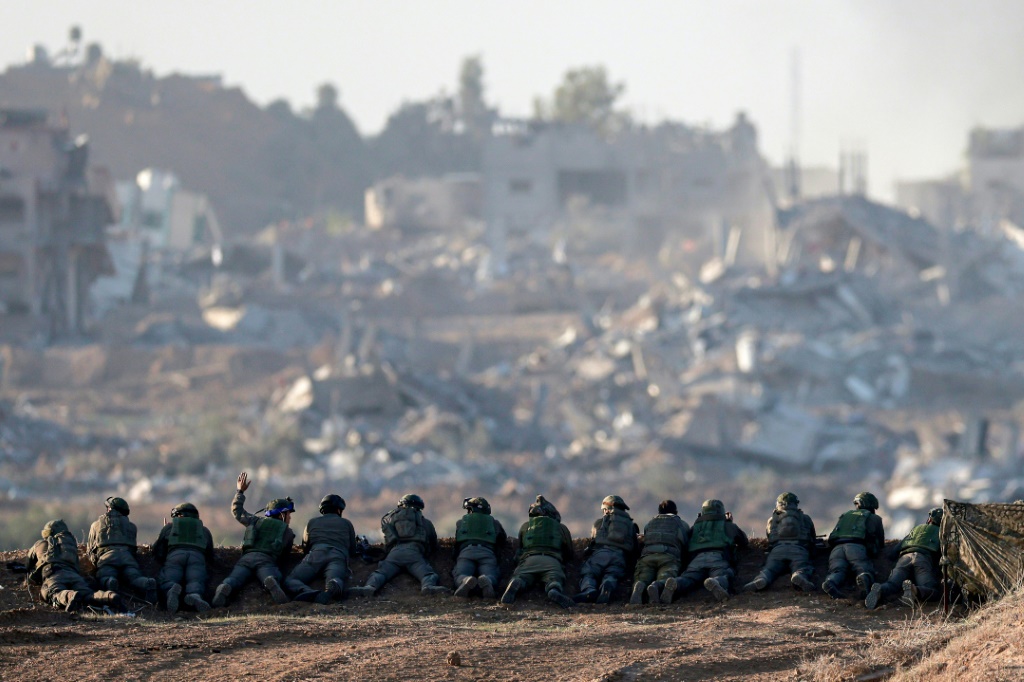 جنود إسرائيليون يتمركزون على تلة مطلة على شمال قطاع غزة في 11 كانون الأول ديسمبر 2023 (ا ف ب)