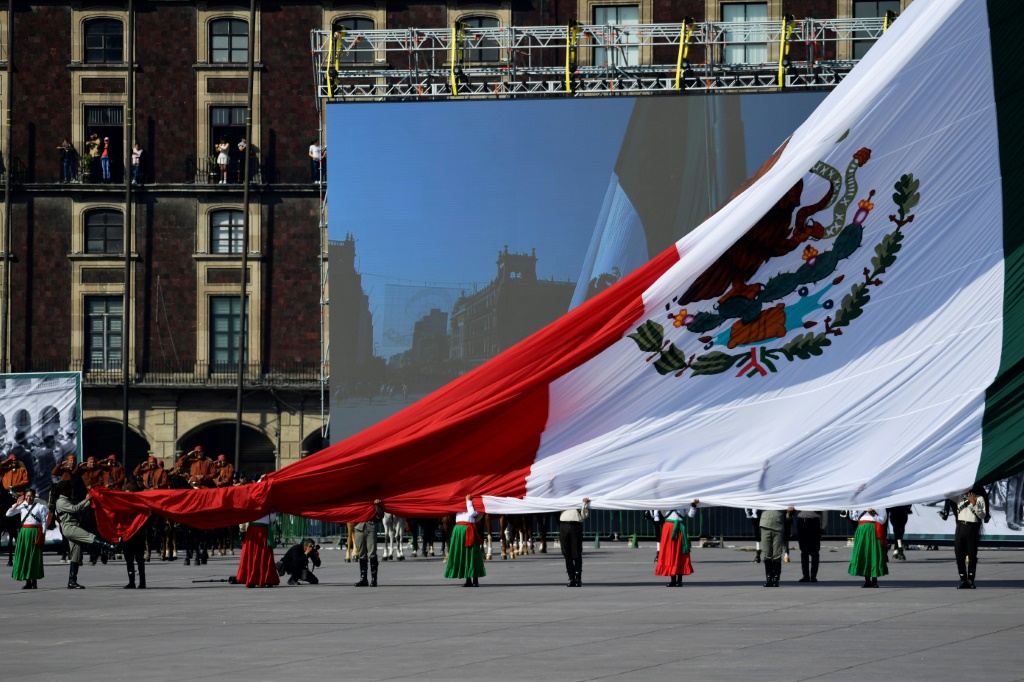 علم مكسيكي كبير خلال احتفالات في مكسيكو بتاريخ 20 تشرين الثاني/نوفمبر 2021 . (ا ف ب)