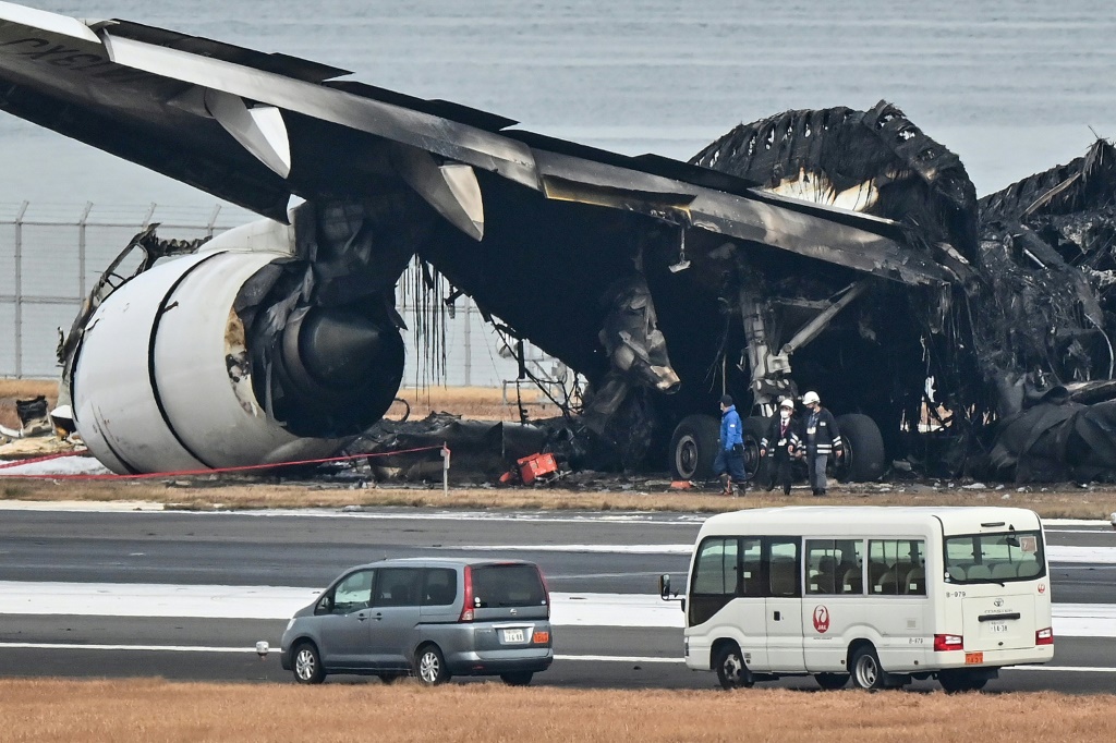 ما زالت طائرة الخطوط الجوية اليابانية المحترقة في مطار هانيدا في الثالث من كانون الثاني/يناير 2024. (ا ف ب)