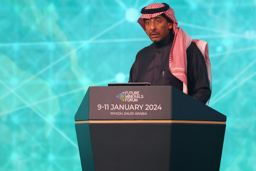 وزير الصناعة والثروة المعدنية السعودي بندر الخريف متحدثًا خلال "مؤتمر التعدين الدولي" في الرياض في العاشر من كانون الثاني/يناير 2024 (أ ف ب)   