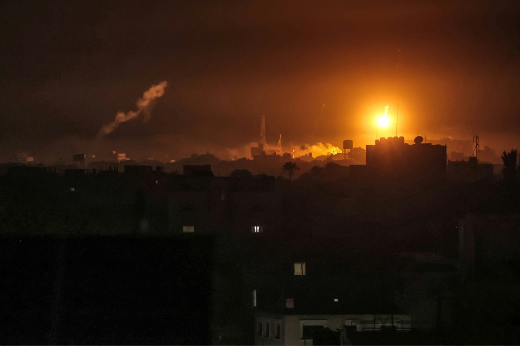 قصف إسرائيلي على خان يونس في صورة التقطت من رفح على الحدود الجنوبية لقطاع غزة مع مصر ليل السابع من كانون الثاني/يناير 2024 (ا ف ب)