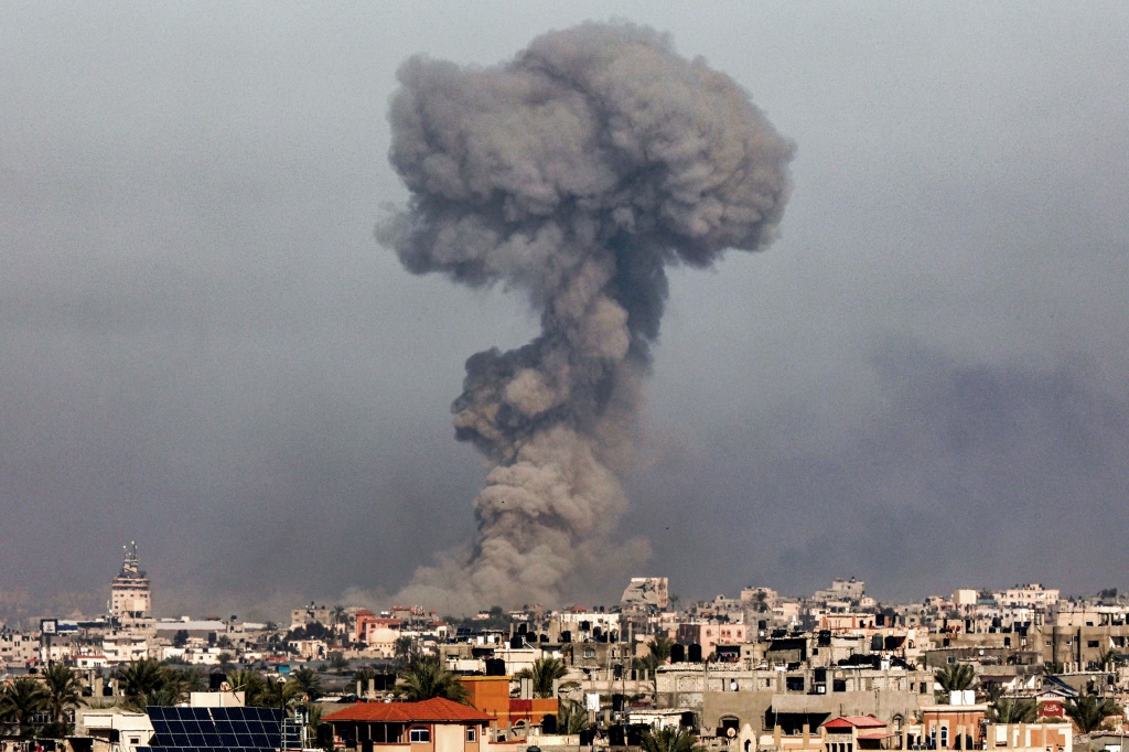 وأدان البيان "مجازر وجرائم الاحتلال المتواصلة بحق الشعب الفلسطيني"، مطالبا المجتمع الدولي بـ"وقف حرب الإبادة الجماعية التي يشنها الجيش الإسرائيلي ضد المدنيين والأطفال والنساء" (أ ف ب)