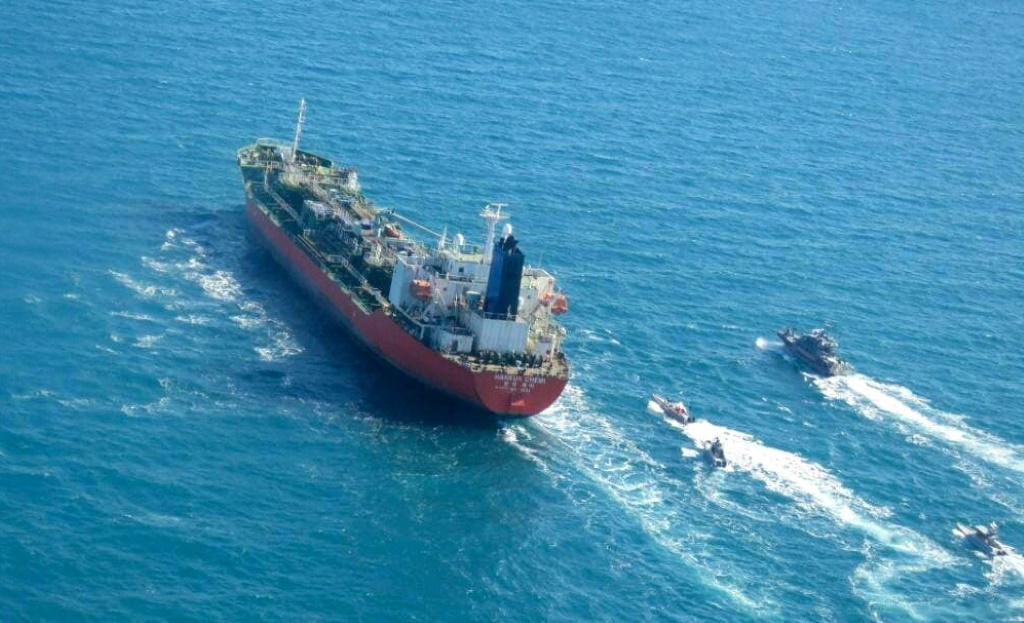    صورة حصلت عليها فرانس برس من وكالة تسنيم الإيرانية بتاريخ 4 كانون الثاني/يناير 2021 تظهر ناقلة النفط الكورية الجنوبية لدى احتجازها من قبل البحرية الإيرانية في مياه الخليج (ا ف ب)   