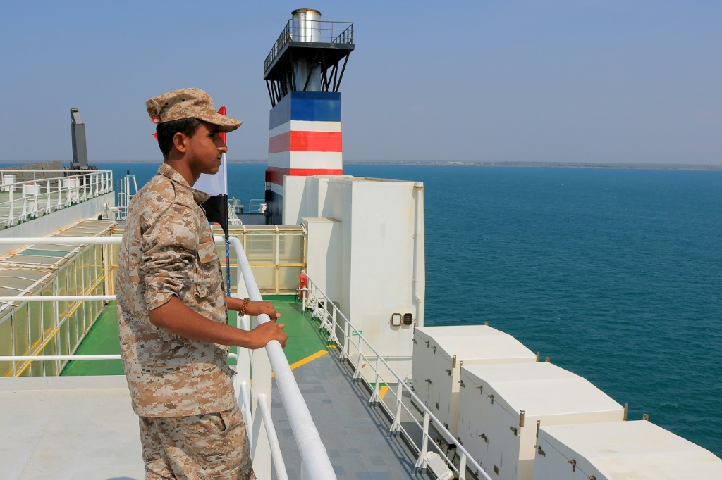 عنصر في القوات التابعة للحوثيين على متن سفينة "غالاكسي ليدر" التي يحتجزها الحوثيون في ميناء الحديدة في اليمن في 22 تشرين الثاني/نوفمبر 2023 (أ ف ب)   