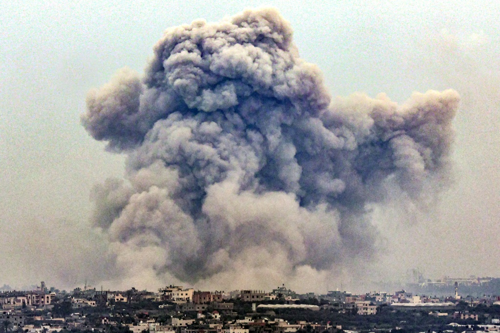 دخان يتصاعد فوق خان يونس من رفح جنوب قطاع غزة خلال القصف الإسرائيلي في 2 يناير 2024 (أ ف ب)   