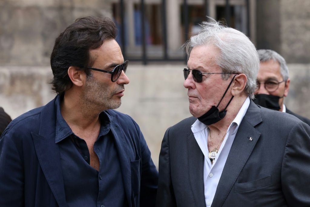 الممثل الفرنسي آلان ديلون وابنه أنتوني خلال تشييع النجم جان بول بلموندو في باريس في العاشر من أيلول/سبتمبر 2021 (ا ف ب)