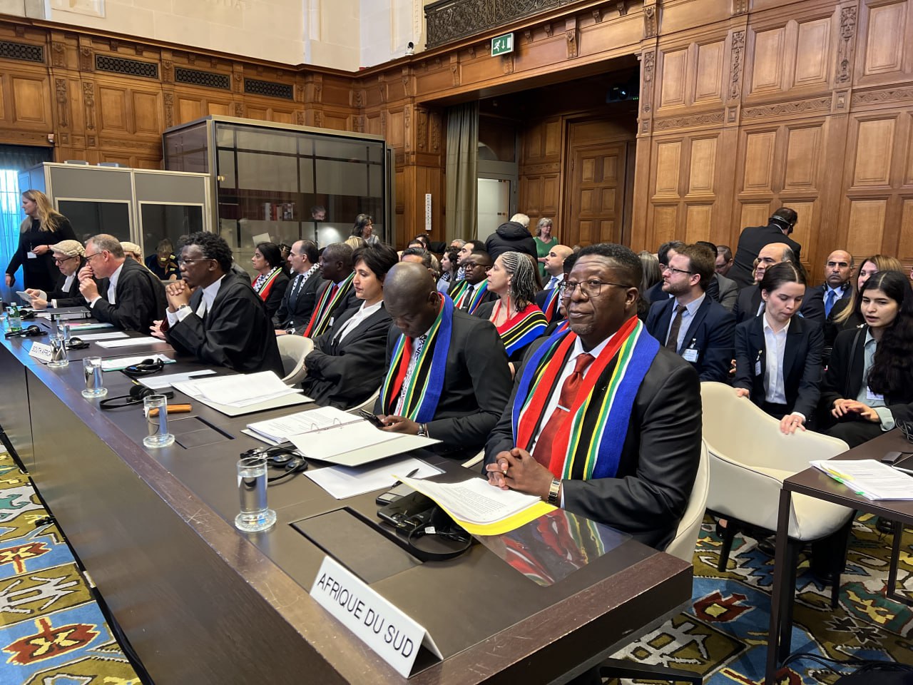 فريق جنوب افريقيا في المحكمة ( X)