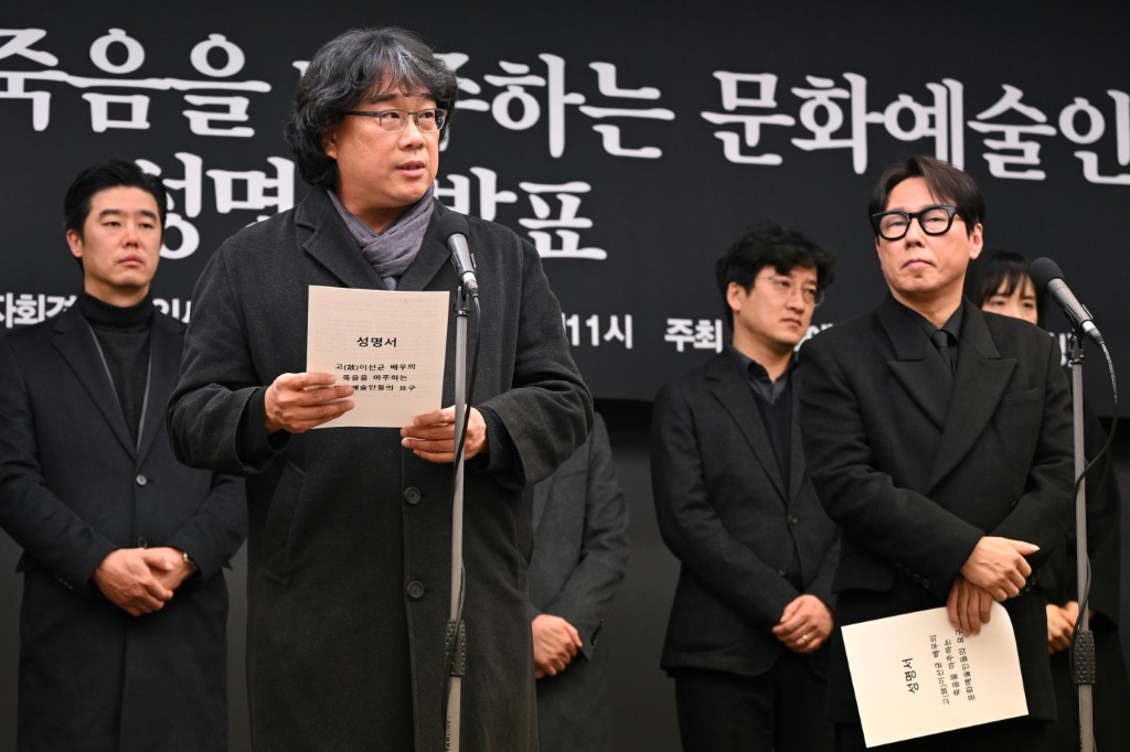 دعا بونج جون هو، مخرج فيلم "Parasite" الحائز على جائزة الأوسكار، ونجوم آخرون في كوريا الجنوبية إلى إجراء تحقيق مع الشرطة ووسائل الإعلام بعد انتحار الممثل لي سون كيون (ا ف ب)