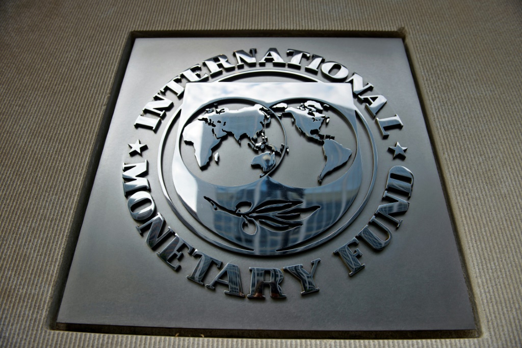 شعار صندوق النقد الدولي في مقره بواشنطن. (ا ف ب)   