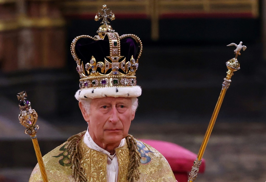 كان الملك تشارلز الثالث يبلغ من العمر 73 عامًا عندما خلف والدته الملكة إليزابيث الثانية بعد وفاتها عن عمر يناهز 96 عامًا (أ ف ب)   