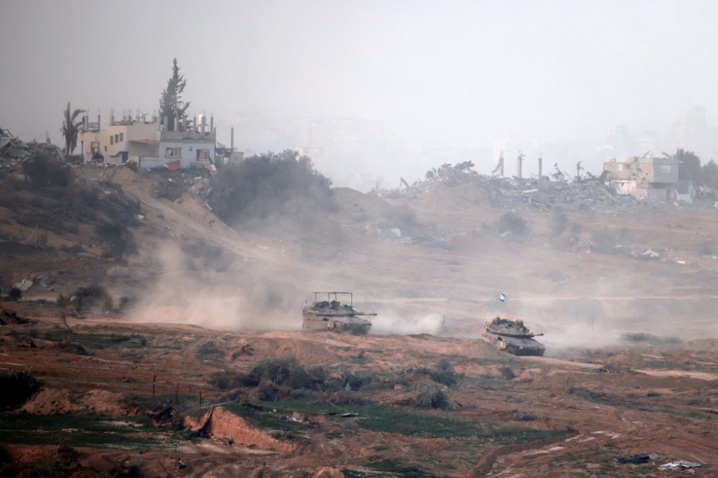 إسرائيل حددت أهداف الحرب بإنهاء حكم “حماس” لقطاع غزة والقضاء على القدرات العسكرية للحركة وإعادة الأسرى الإسرائيليين من القطاع (أ ف ب)