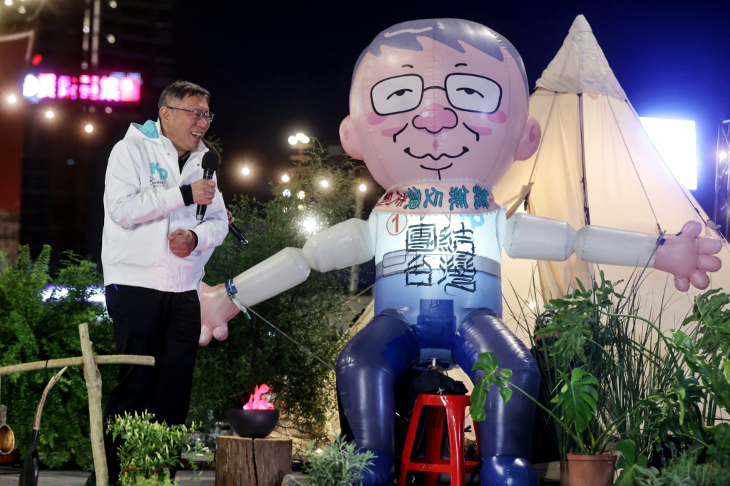   مرشح حزب الشعب التايواني كو ون- جي أمام بالون يجسده في 11 كانون الثاني/يناير 2023 خلال تجمع انتخابي في تايبيه (ا ف ب)