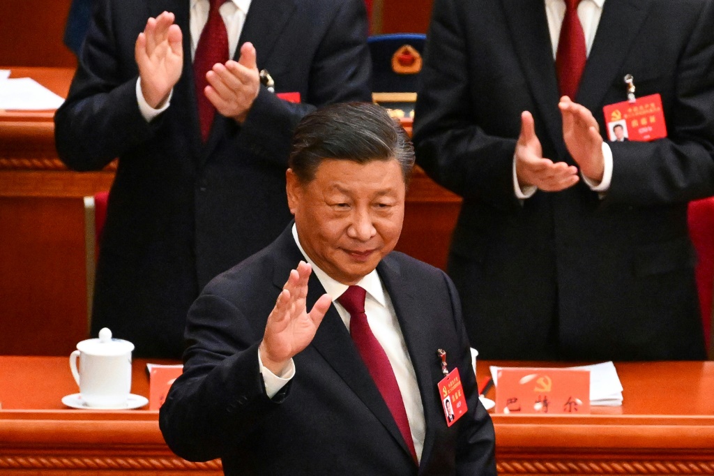 الرئيس الصيني شي جين بينغ يصل إلى الجلسة الافتتاحية للمؤتمر العشرين للحزب الشيوعي الصيني في قاعة الشعب الكبرى في بكين، 16 تشرين الأول/أكتوبر 2022 (ا ف ب)