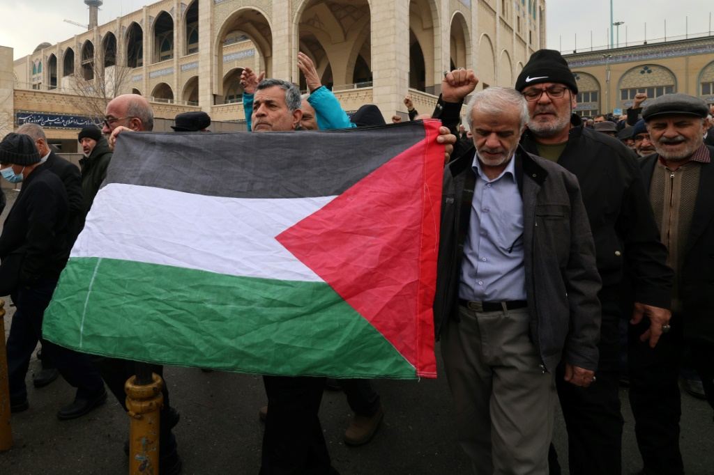 إيرانيون يرفعون العلم الفلسطيني يتظاهرون دعما لليمن والفلسطينيين بعد صلاة الجمعة في طهران (أ ف ب)   