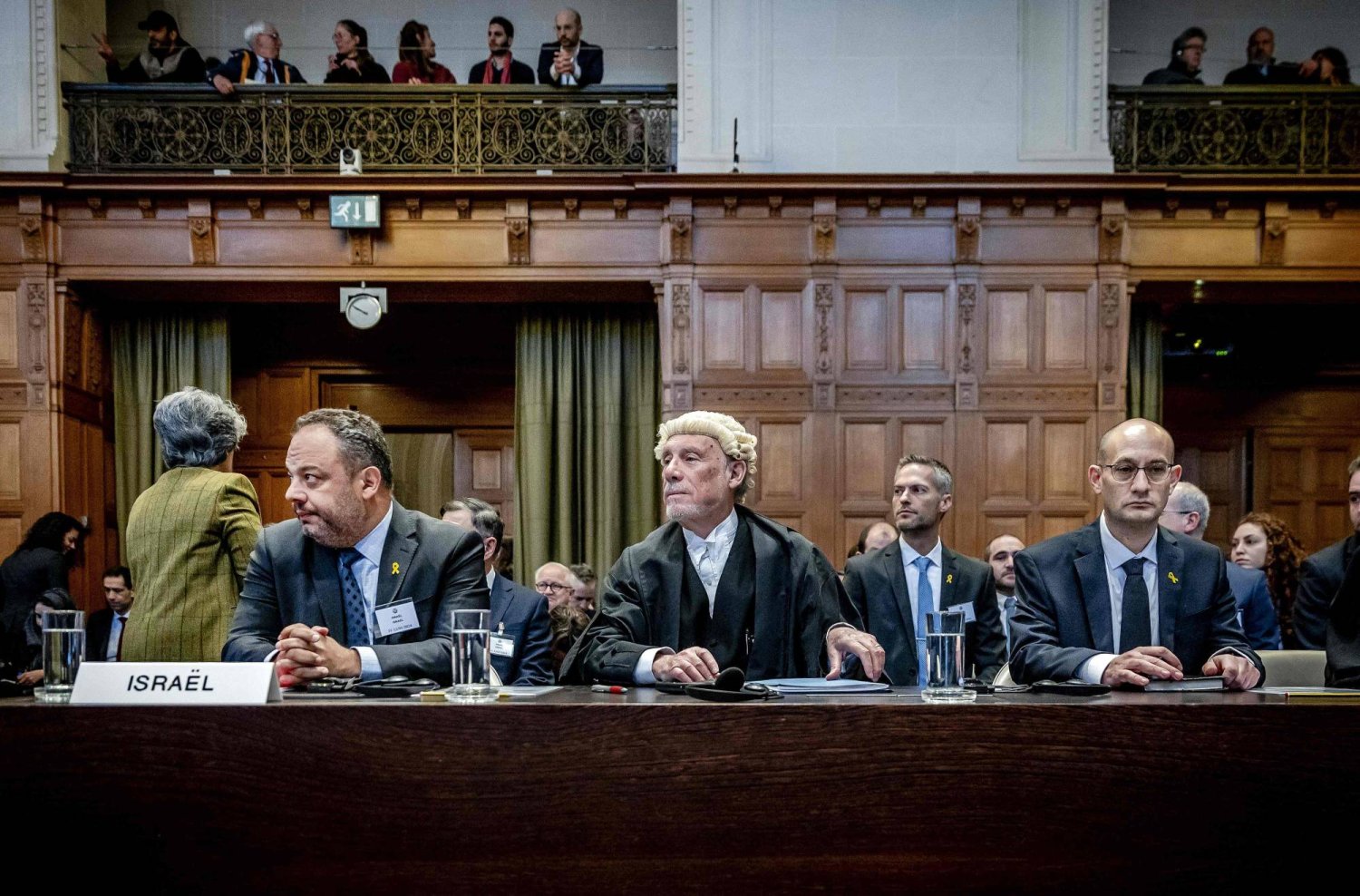أعضاء الوفد القانوني الإسرائيلي داخل محكمة العدل الدولية في لاهاي الجمعة (أ.ف.ب)