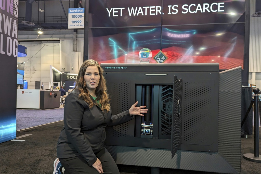 يناقش شانون ستوكينبيرج، المؤسس المشارك لشركة Genesis Systems، الأعمال الداخلية لجهاز WaterCube الذي يستخرج الماء من الهواء خلال معرض الإلكترونيات الاستهلاكية في لاس فيجاس . (ا ف ب)