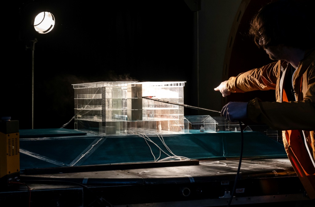    صورة التقطت في 5 كانون الثاني/يناير 2024 للمهندس فالنتان ديبلانك خلال إجرائه اختبارات في "مختبر إيفل للديناميكا الهوائية" في باريس (أ ف ب)